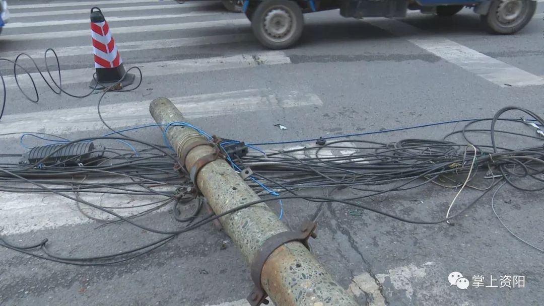 貨車掛斷七根電桿，通信線路受損嚴(yán)重
